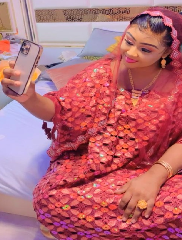 Baptême de l'enfant de la ravissante Sokhna Ndiaya Kara Mbacké: Le bébé porte le nom de Serigne Mountakha Baptême de l'enfant de la ravissante Sokhna Ndiaya Kara Mbacké: Le bébé porte le nom de Serigne Mountakha