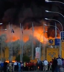 Spectaculaire incendie à l’aéroport de Nairobi (Kenya).