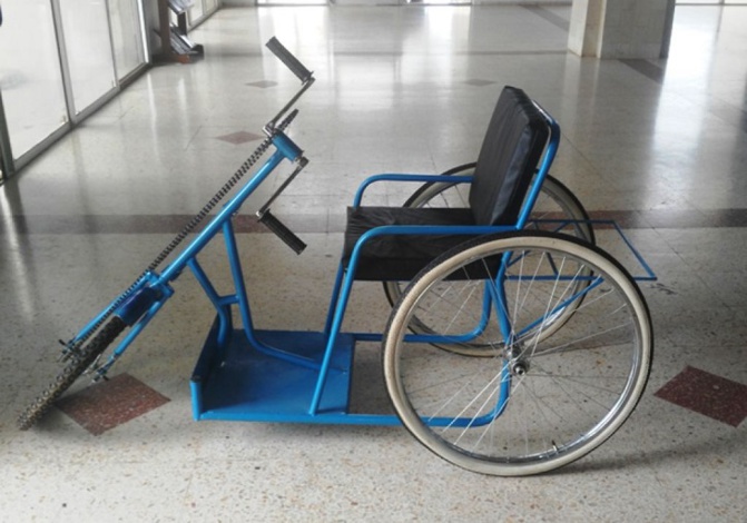 Secours à un homme au bord du suicide: Sidiki Kaba remet un tricycle à un militaire blessé et désespéré
