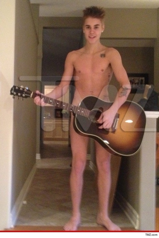 Justin Bieber tout nu derrière sa guitare (Regardez les photos)