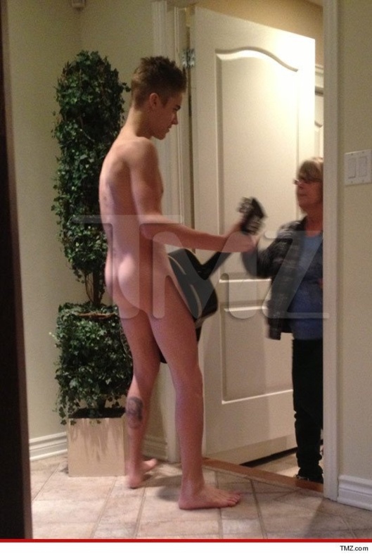 Justin Bieber tout nu derrière sa guitare (Regardez les photos)