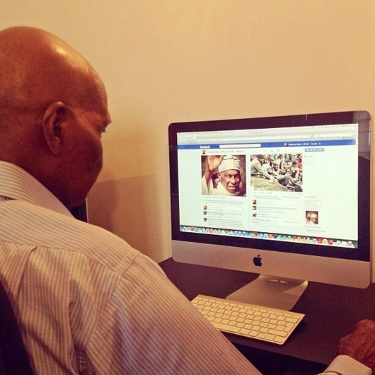 Photo: L’ancien chef de l’Etat, Me Wade est en train de « facebooker »