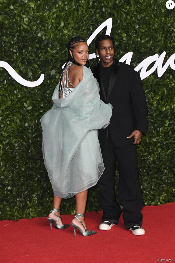 Rihanna et A$AP Rocky : Main dans la main et câlins en pleine rue, ils ne se cachent plus