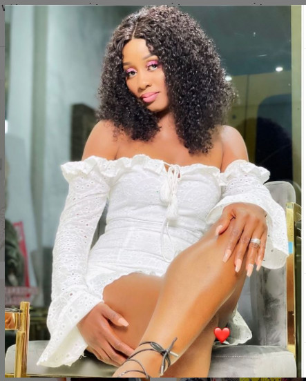 Queen Biz s'affiche sexy en robe blanche et fait jaser les internautes (Photos)