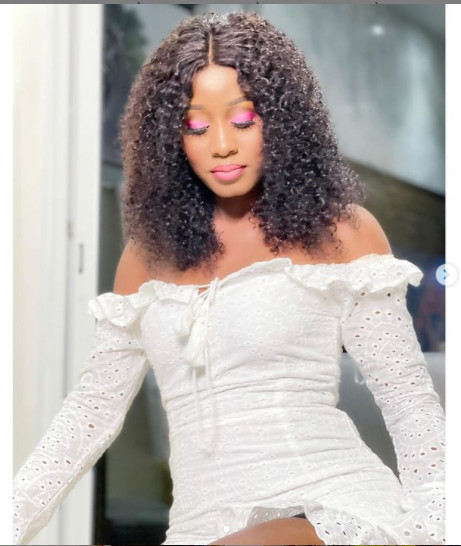 Queen Biz s'affiche sexy en robe blanche et fait jaser les internautes (Photos)