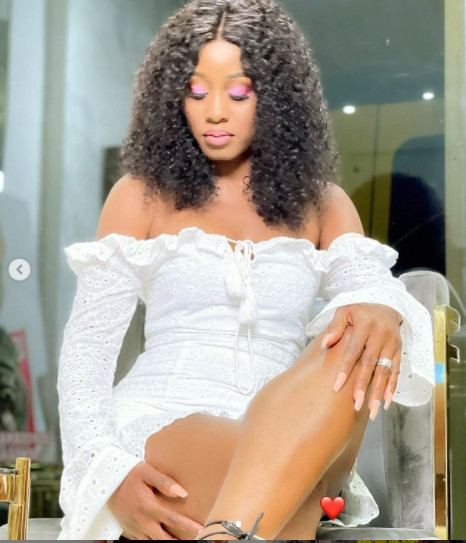 Queen Biz s'affiche sexy en robe blanche et fait jaser les internautes (Photos)