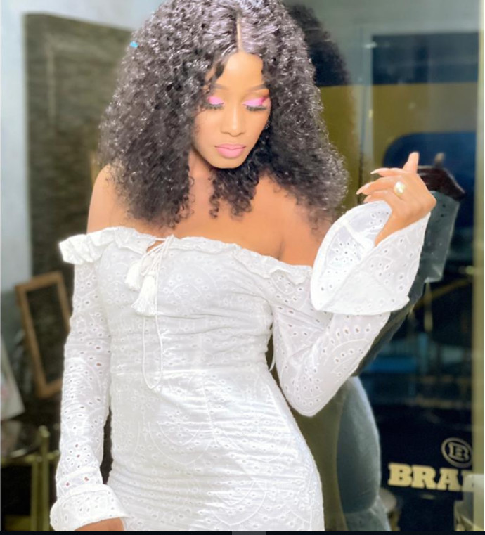 Queen Biz s'affiche sexy en robe blanche et fait jaser les internautes (Photos)