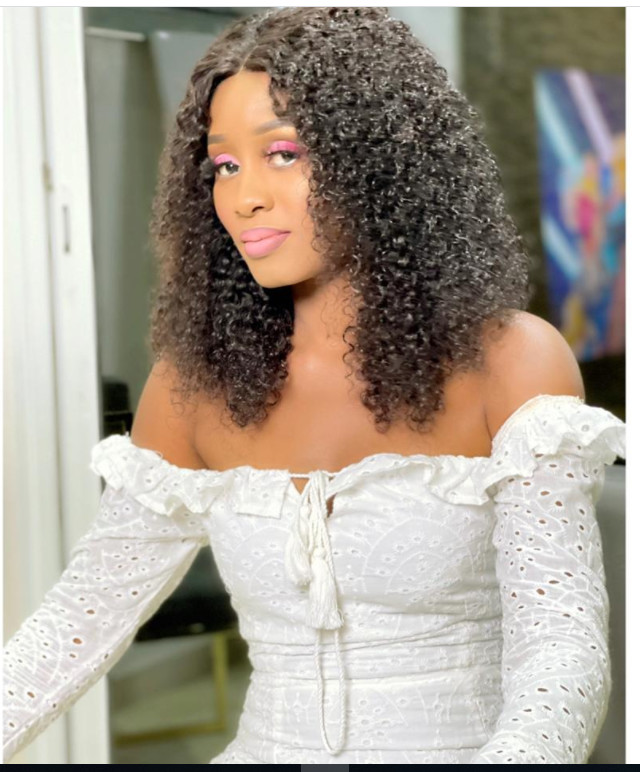Queen Biz s'affiche sexy en robe blanche et fait jaser les internautes (Photos) Queen Biz s'affiche sexy en robe blanche et fait jaser les internautes (Photos)