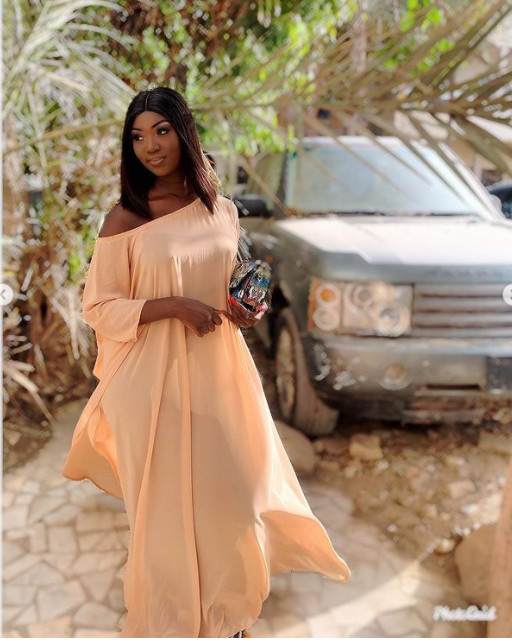 L'actrice Amy de la série Adja, très élégante en tunique (Photos) L'actrice Amy de la série Adja, très élégante en tunique (Photos)