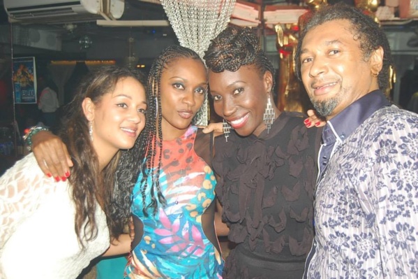 Adama Paris pose avec le couple Bathily 