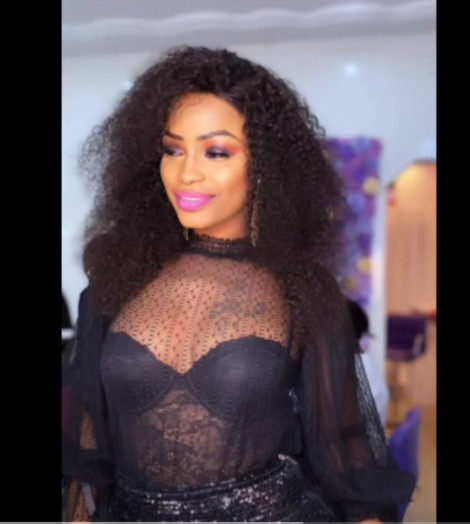 Dans une tenue ultra sexy,  Mbathio Ndiaye dévoile son tatouage (Photos)