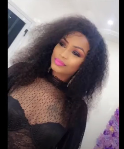 Dans une tenue ultra sexy,  Mbathio Ndiaye dévoile son tatouage (Photos)
