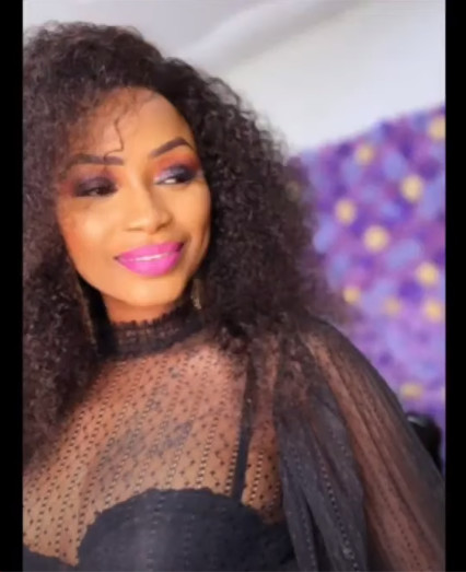 Dans une tenue ultra sexy,  Mbathio Ndiaye dévoile son tatouage (Photos)