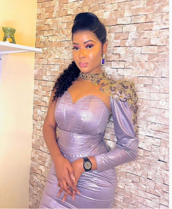 Kiné, actrice dans "Pod et Marichou", s'affiche dans une robe décolletée très chic (Photos)