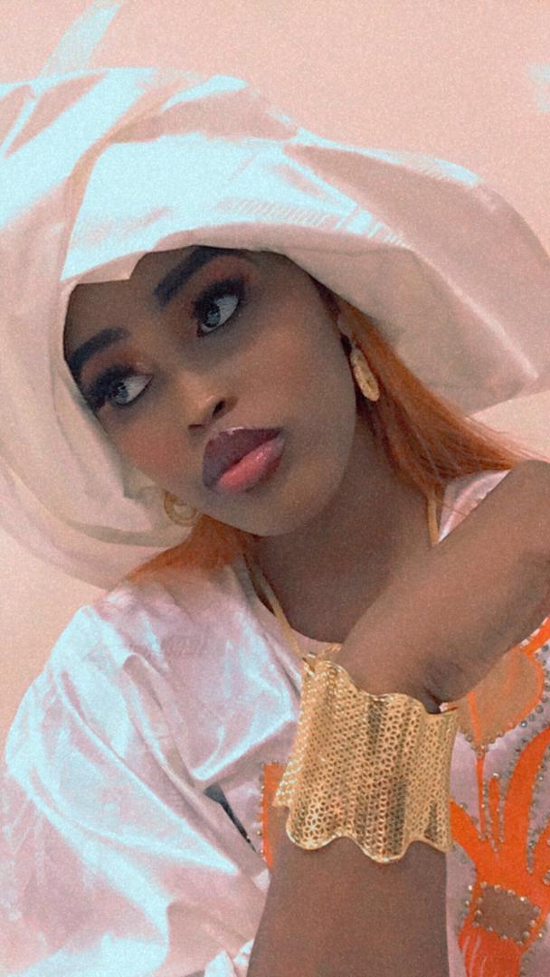 Adji Sarr en mode Tabaski 3 Tabaski 2021: Le "sagnsé" de Adji Sarr en mode...