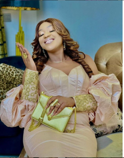 Tabaski: La productrice et épouse de Doro Gaye, Clara dévoile son sagnsé (Photos) Tabaski: La productrice et épouse de Doro Gaye, Clara dévoile son sagnsé (Photos)