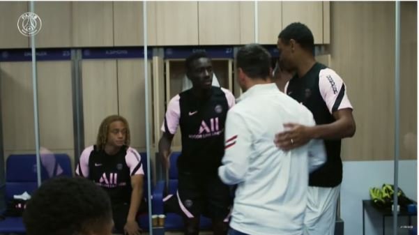 Photos / A l’entraînement au PSG: Lionel Messi et Idrissa Gana Guèye s’offrent un tennis-foot Photos / A l’entraînement au PSG: Lionel Messi et Idrissa Gana Guèye s’offrent un tennis-foot