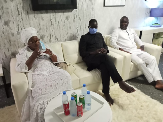 Mamelles: Aïda Mbodji chez Déthié Fall pour présenter ses condoléances Mamelles: Aïda Mbodji chez Déthié Fall pour présenter ses condoléances