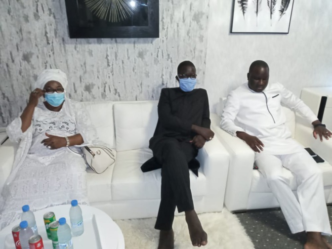 Mamelles: Aïda Mbodji chez Déthié Fall pour présenter ses condoléances Mamelles: Aïda Mbodji chez Déthié Fall pour présenter ses condoléances