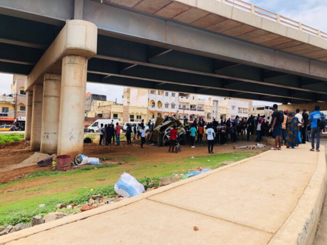 PHOTOS / Pont de Diamalaye: Un camion sans frein dérape et se renverse