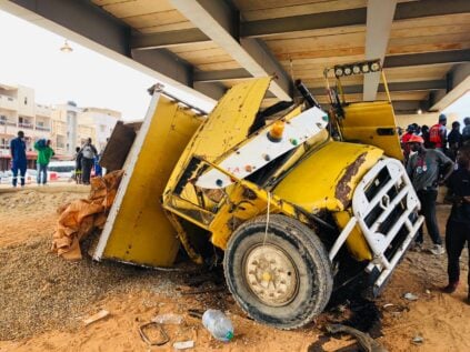 PHOTOS / Pont de Diamalaye: Un camion sans frein dérape et se renverse