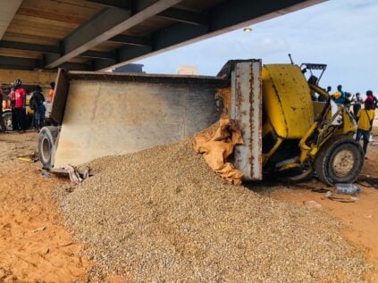 PHOTOS / Pont de Diamalaye: Un camion sans frein dérape et se renverse