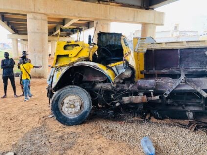 PHOTOS / Pont de Diamalaye: Un camion sans frein dérape et se renverse