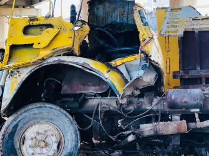 PHOTOS / Pont de Diamalaye: Un camion sans frein dérape et se renverse