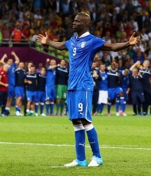 VIDEO: ANDIAMO AI MONDIALI ! Mario Balotelli qualifie l’Italie à la Coupe du Monde