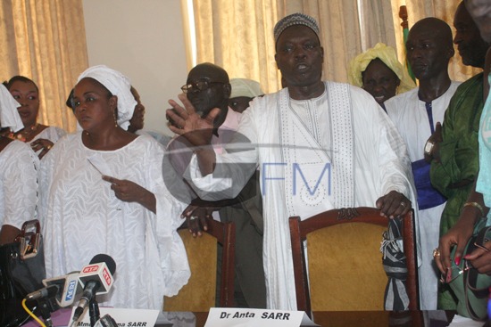 PHOTOS: Passation service ministère famille: Mariama Sarr boude son fauteuil qui se casse, le marabout d’Anta Sarr débarque avec des…gris-gris