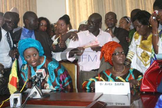 PHOTOS: Passation service ministère famille: Mariama Sarr boude son fauteuil qui se casse, le marabout d’Anta Sarr débarque avec des…gris-gris