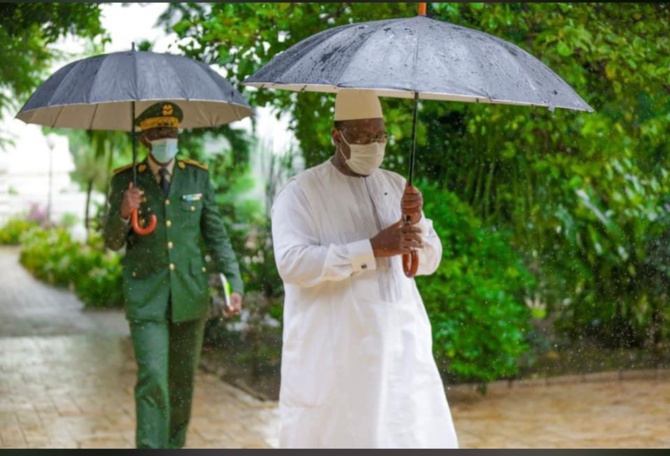 En images: Macky Sall, au Palais, sous la pluie avec...