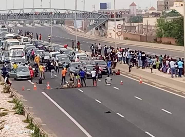 Photos/ Manifestation des sinistrés: Le cortège du ministre de l’Intérieur bloqué sur l'autoroute à péage