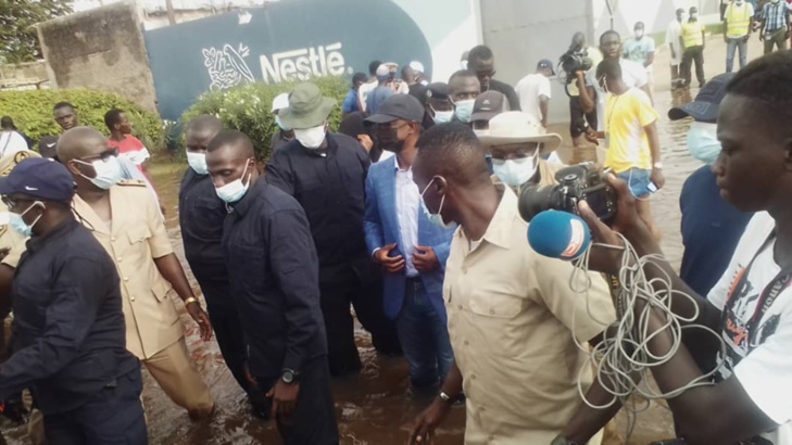 Photos: Antoine Diome sous les eaux à Thiaroye Azur