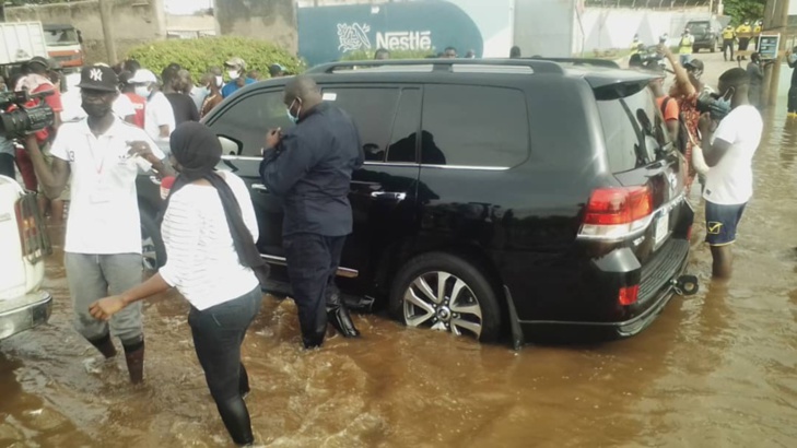 Photos: Antoine Diome sous les eaux à Thiaroye Azur