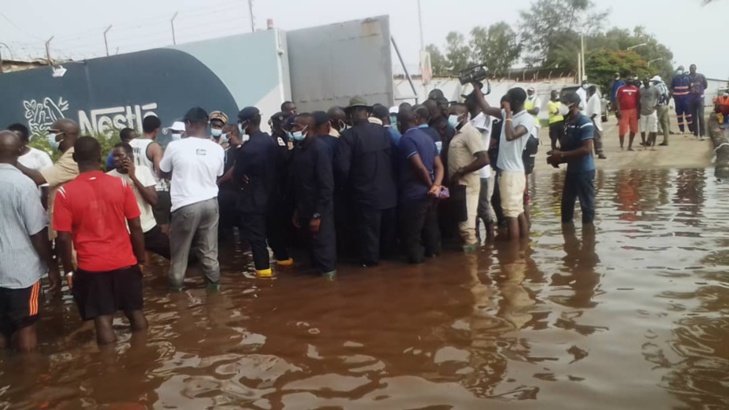 Photos: Antoine Diome sous les eaux à Thiaroye Azur