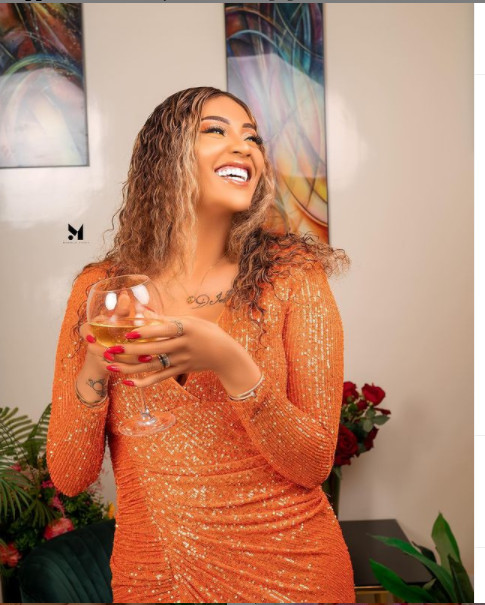 Shooting pour son anniversaire: Adja Diallo sort le grand jeu et enflamme la toile (Photos) Shooting pour son anniversaire: Adja Diallo sort le grand jeu et enflamme la toile (Photos)