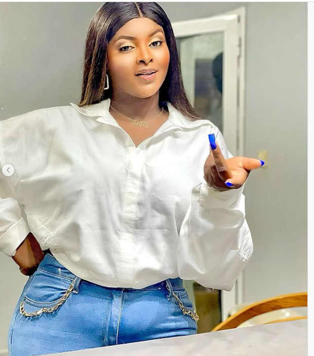 Abiba radieuse: Elle s'affiche avec un sourire éclatant! (Photos) Abiba radieuse: Elle s'affiche avec un sourire éclatant! (Photos)