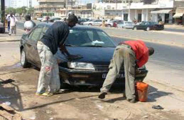 Lavage de voiture : deux jeunes  ouvrent le véhicule de leur «client» et disparaissent avec ses deux téléphones portables