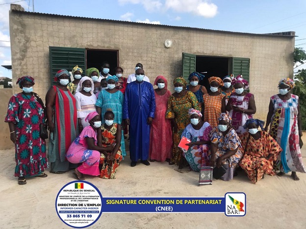 Visite et signature de convention de partenariat à Djilor Djidiack , le royaume d’enfance du Président Senghor: 42 femmes et 18 jeunes recrutés Visite et signature de convention de partenariat à Djilor Djidiack , le royaume d’enfance du Président Senghor: 42 femmes et 18 jeunes recrutés