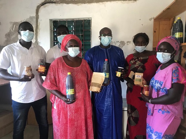 Visite et signature de convention de partenariat à Djilor Djidiack , le royaume d’enfance du Président Senghor: 42 femmes et 18 jeunes recrutés Visite et signature de convention de partenariat à Djilor Djidiack , le royaume d’enfance du Président Senghor: 42 femmes et 18 jeunes recrutés