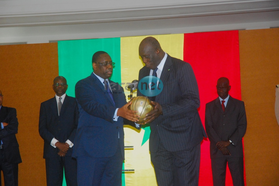 Macky Sall remet le drapeau aux Lionnes du basket