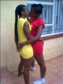 Deux lesbiennes s’embrassent en public et sont sérieusement tabassées en Côte d’ivoire