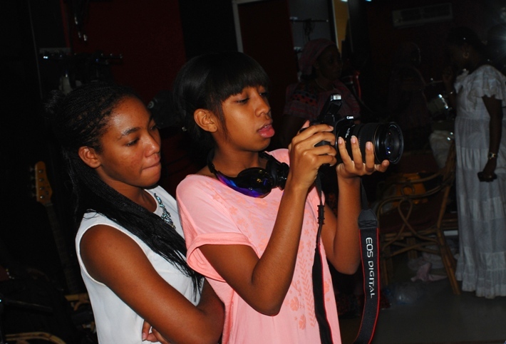 Zeyna, la fille de Viviane joue au photographe