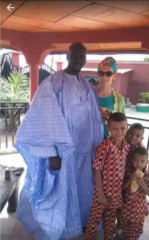 En image: Le nouvel homme fort de Guinée, Mamadou Doumbouya, son épouse et ses enfants