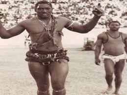 Hommage : Lambi demb / Mamadou Sakho "Double Less": Plus haut, plus fort, plus vite Hommage : Lambi demb / Mamadou Sakho "Double Less": Plus haut, plus fort, plus vite