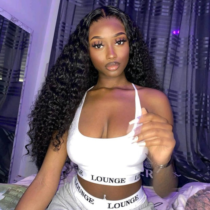 L'actrice Lena Saer, de la série Mœurs, se dévoile sexy en différentes tenues (Photos)