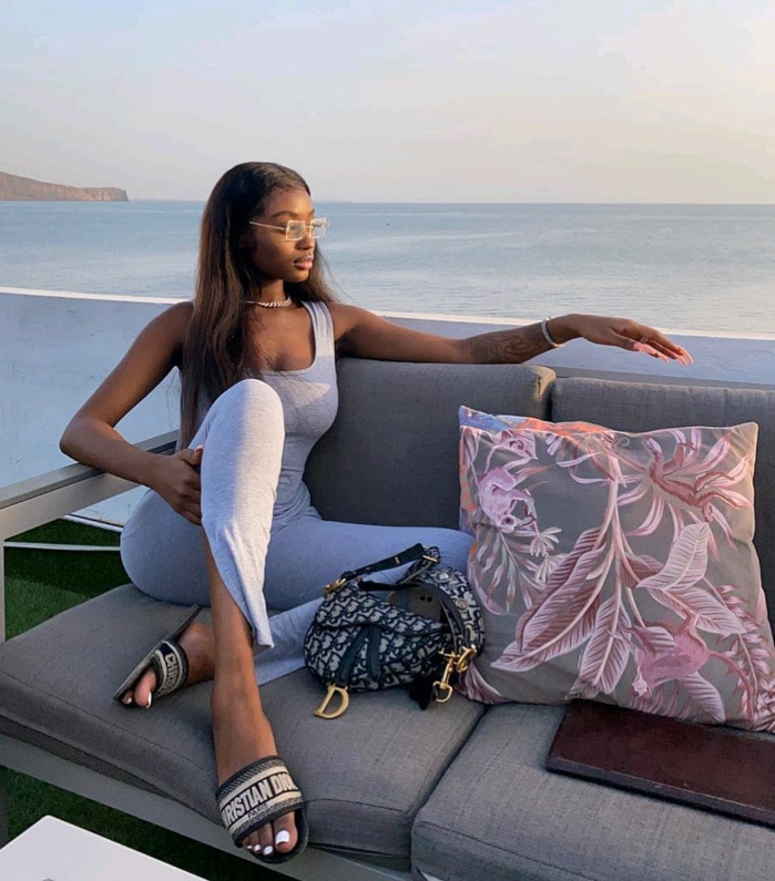L'actrice Lena Saer, de la série Mœurs, se dévoile sexy en différentes tenues (Photos)