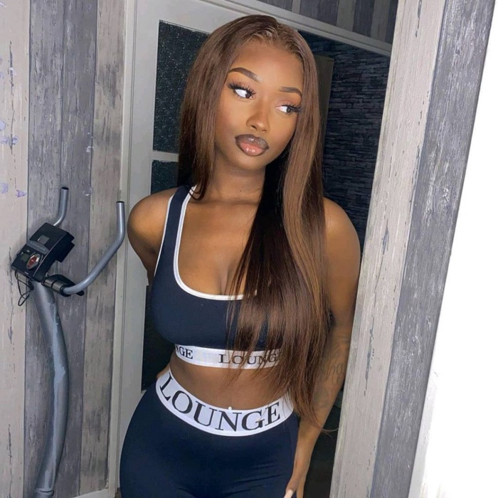 L'actrice Lena Saer, de la série Mœurs, se dévoile sexy en différentes tenues (Photos)