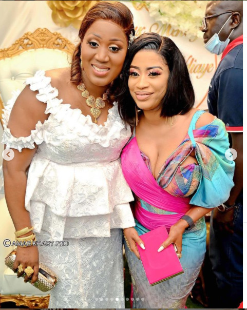 Mariage: Parure en or, robe de classe, la styliste Mouna Création devient Mme Ndiaye Mariage: Parure en or, robe de classe, la styliste Mouna Création devient Mme Ndiaye